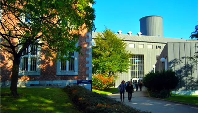 列日高商教学楼一角