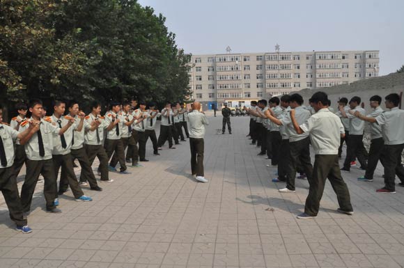 新生在做军体拳训练 新生在做军体拳训练