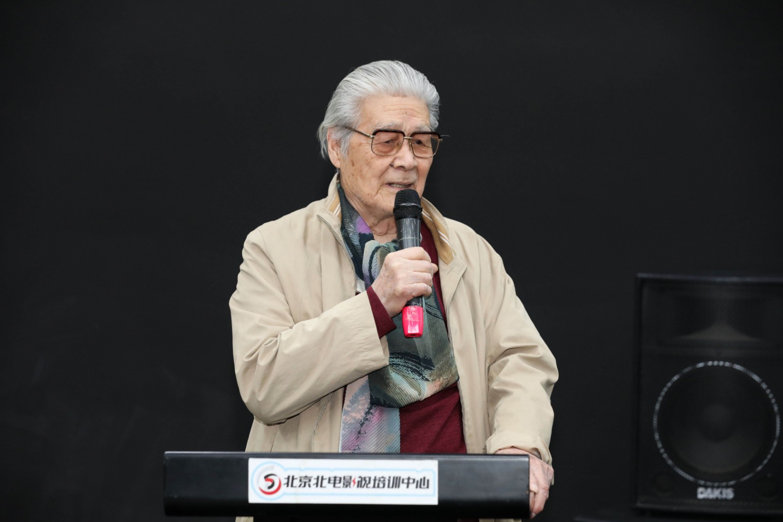 蓝天野老师演讲中